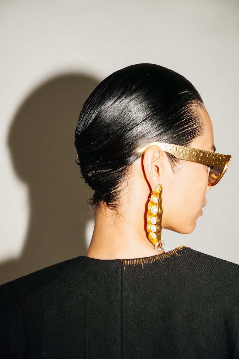 jacquemusx's tweet photo. Obsessed with this Schiaparelli bean earring ✨ https://t.co/lNgw2BjS5Z
