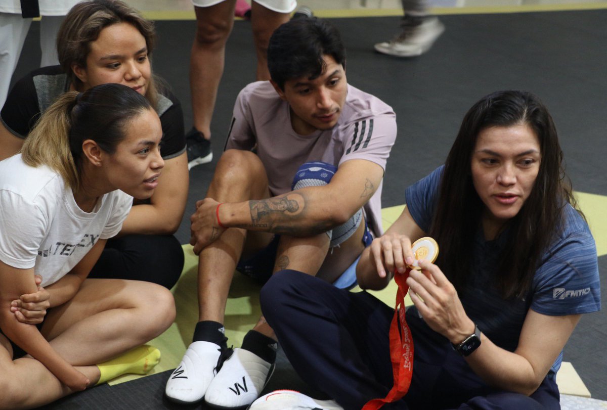 conadeoficial's tweet photo. María del Rosario Espinoza: inspiración para las nuevas generaciones de taekwondo

La ahora entrenadora nacional 🥋 compartió con sus pupilos el significado de cada una de sus tres medallas olímpicas. 

👉 https://t.co/3SZMKqQRxB https://t.co/14LR8OEKg8