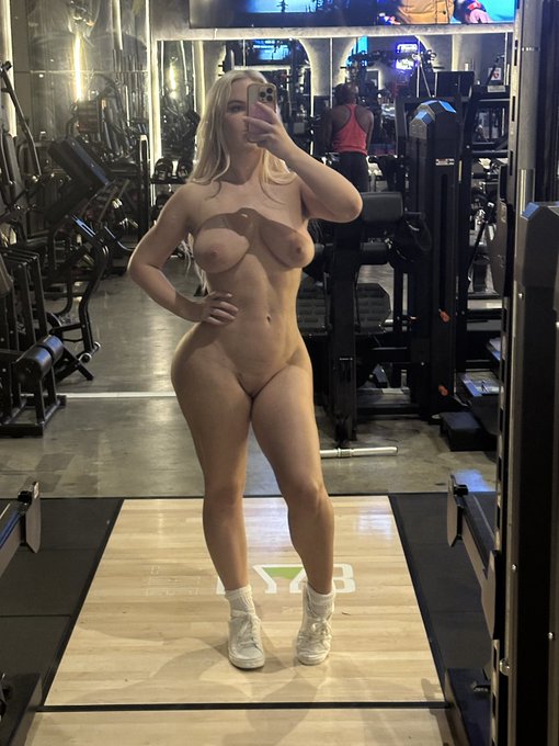 Would you spot me while I squat? 🏋🏼&zwj;♀️ https://t.co/dHyLBK0UGi