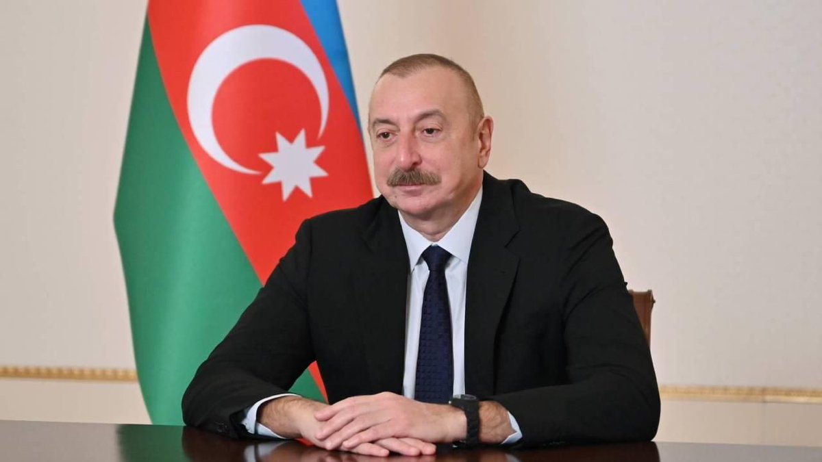 Aliyev Ermenilere şert koydu. Agrı dagın armalarından ve bize karsı toprak iddialarında Anayasalarından cıkarsınlar. @azpresident : Onlar (Ermenistan) anayasalarını değiştirmeliler. Tekrar söylüyorum, onların işlerine karışmak gibi bir niyetim yok, sadece anayasalarında