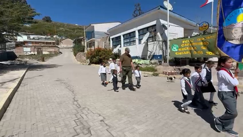 Subcomisaría Huara se unen a la comunidad escolar de las Escuelas Básicas G-56 Chiapa y G-58 Jaiña en una actividad cívica! Destacando la importancia de la integración entre culturas, el respeto a la diversidad y la expresión de expresiones culturales.#OrdenYPatria