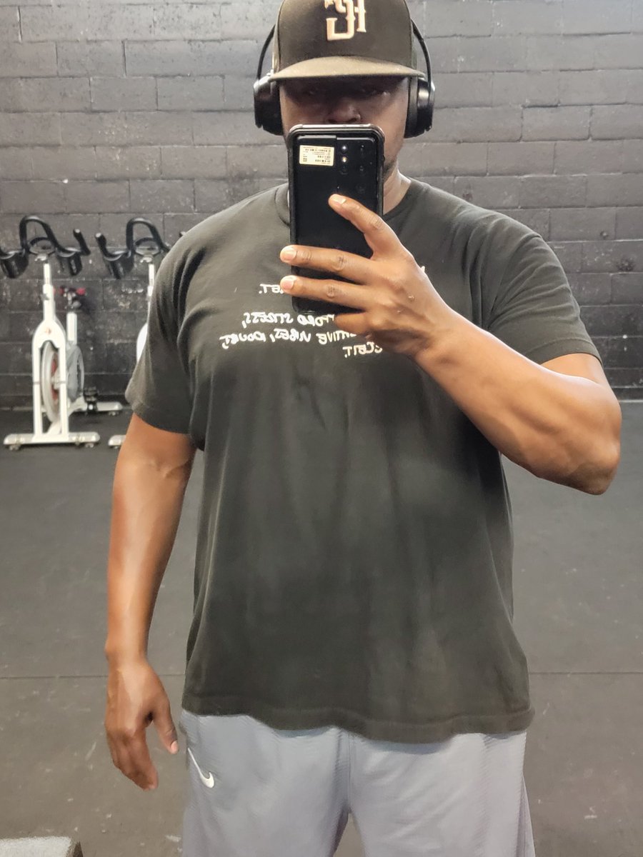 M_DHamlett's tweet image. Clocked in!! 🤘🏽🤘🏽🤘🏽💪🏾💪🏾💪🏾 Showing my age 42. This music 🎶 #gymflow #gettingright #healthiswealth