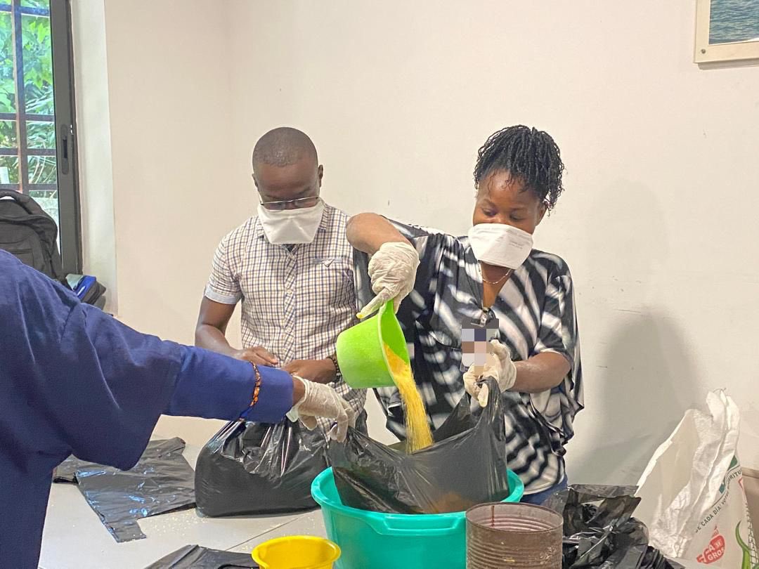 cnjl_c's tweet photo. Nous adressons nos chaleureux remerciements à chacun des jeunes volontaires du CNJL-C qui ont contribué à préparer des kits d'aide humanitaire destinée à des centaines de personnes en situation de vulnérabilité. https://t.co/DS3ux1WqOJ