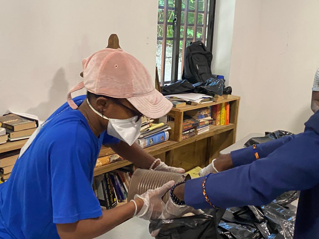 cnjl_c's tweet photo. Nous adressons nos chaleureux remerciements à chacun des jeunes volontaires du CNJL-C qui ont contribué à préparer des kits d'aide humanitaire destinée à des centaines de personnes en situation de vulnérabilité. https://t.co/DS3ux1WqOJ