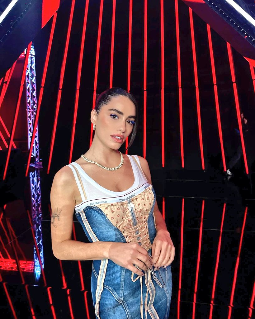 LaliPics01's tweet photo. Lali y su look para la segunda jornada de #FactorX 🇪🇸💖
.
.
@lalioficial @AbrahamMateo #LALI #LaliEsposito #LALIDELUXE #LaliJurado #FactorX2 #LaliPics 💋 https://t.co/NKzWncAac6