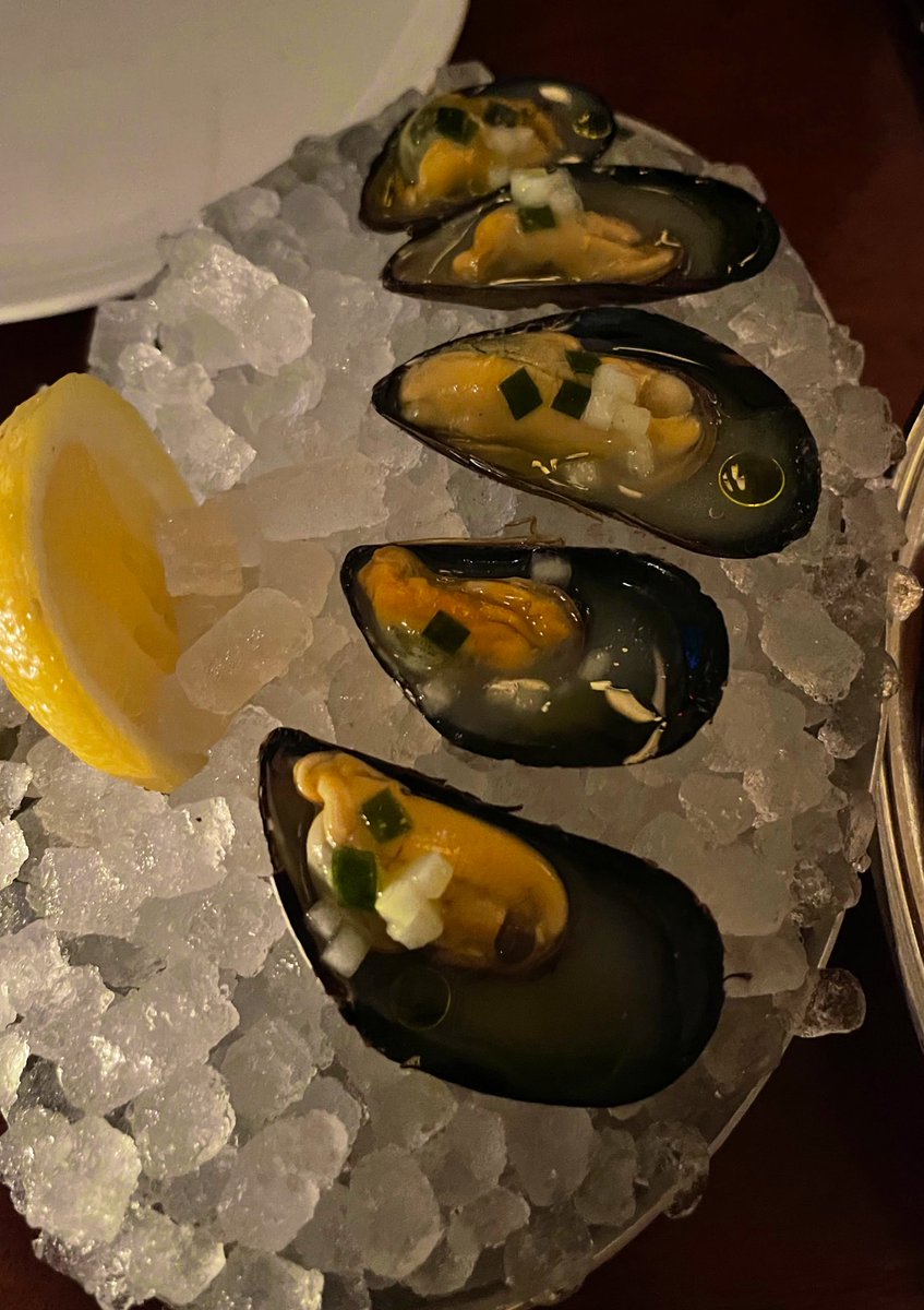 🍸My heart pitter-pattered as I got to the end of @Shteyngart's log of Manhattan martinis and discovered that in addition to Le Rock's clean, crisp & cold martinis he also loved the inexplicably delicious leaks vinaigrette en papillote, 'circumcised tableside.' (Smoked mussels