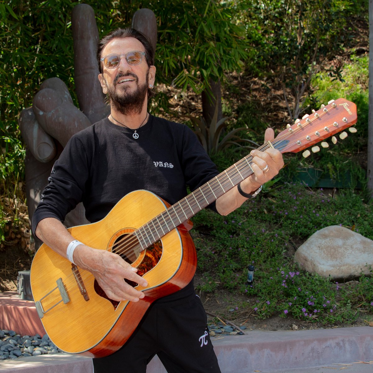 Ringo Starr holding John Lennon's 1965 12-strings Framus Hoootennay guitar going to auction 

#Help! #TheBeatles #JohnLennon #guitar #RingoStarr