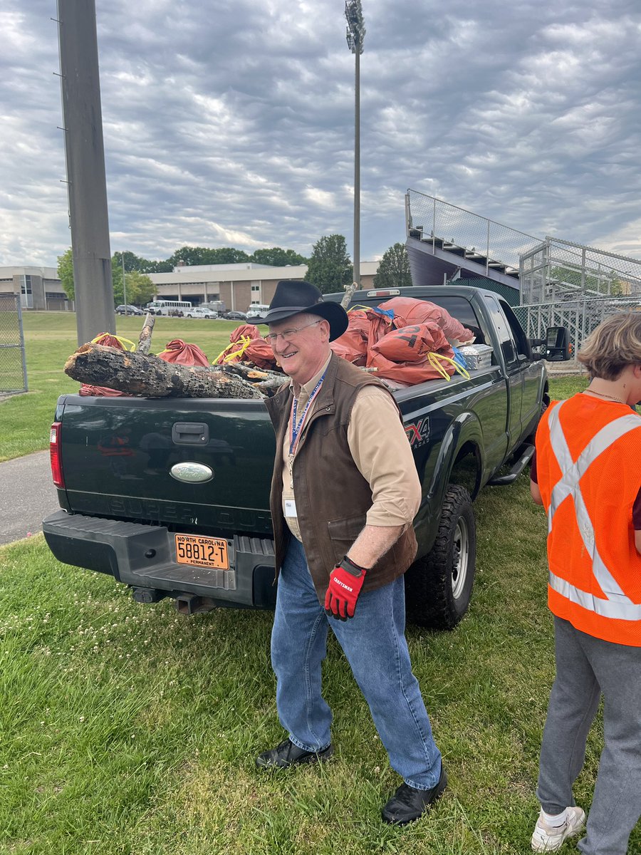 hickoryschools's tweet image. Beautiful day for a campus clean up at Hickory High! Thanks to Keep Catawba County Beautiful for supplies and our Maintenance team for breakfast. Shoutout to admin services &amp;amp; AP students! #CommunityEffort #CleanUpDay 🌟🍃 @HPSCaretakers