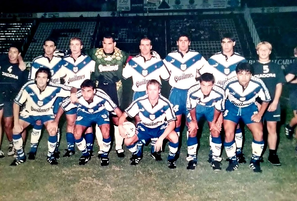 También en Ferro y local AAAJ. En 1998 Bielsa puso de arranque a ¡5 delanteros! Posse, Cordone, Pandolfi, Camps y Darío Husaín. Igualaron en cero.