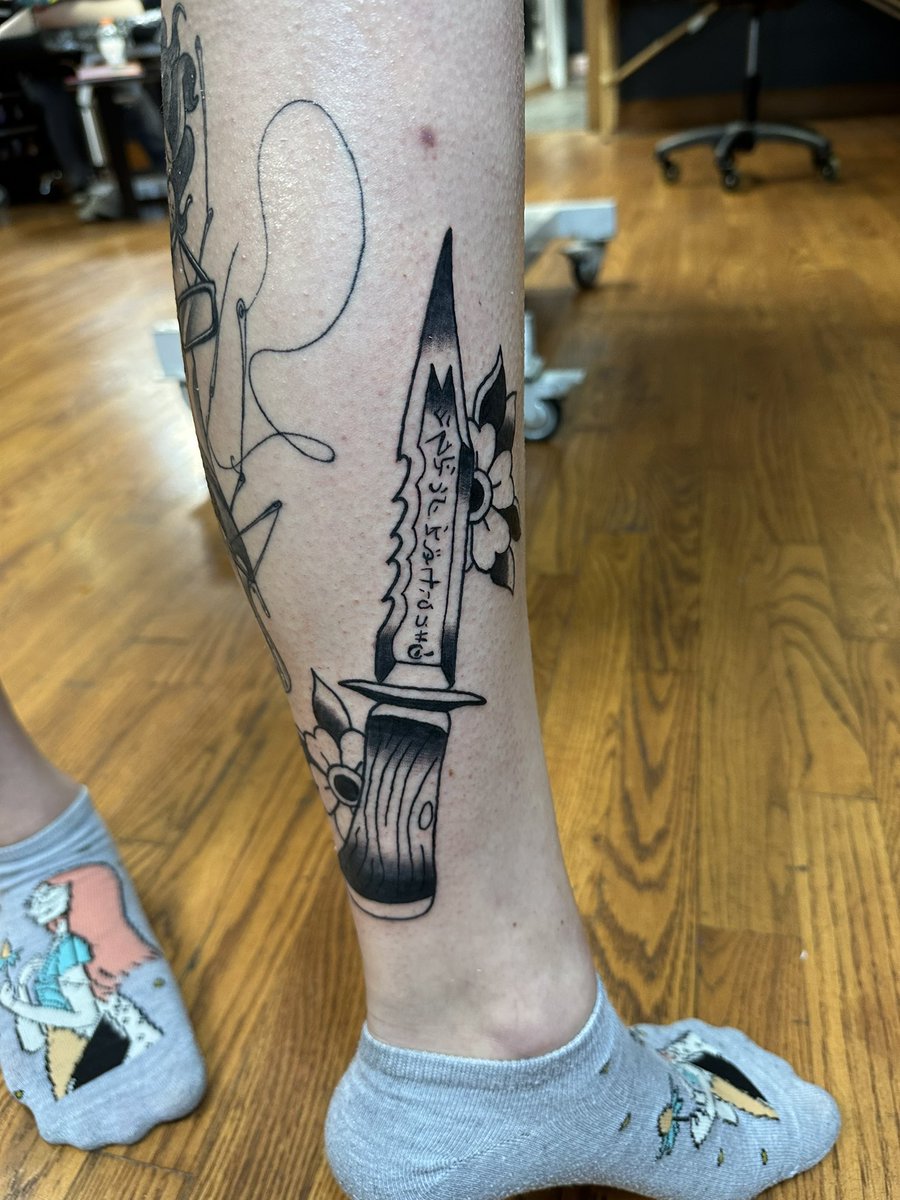 strwbryshortie's tweet photo. here she is! It was pretty freakin cool to tattoo my own design 😭🖤
#SPNFamily #tattoo #demonblade https://t.co/E3cuoINPcR