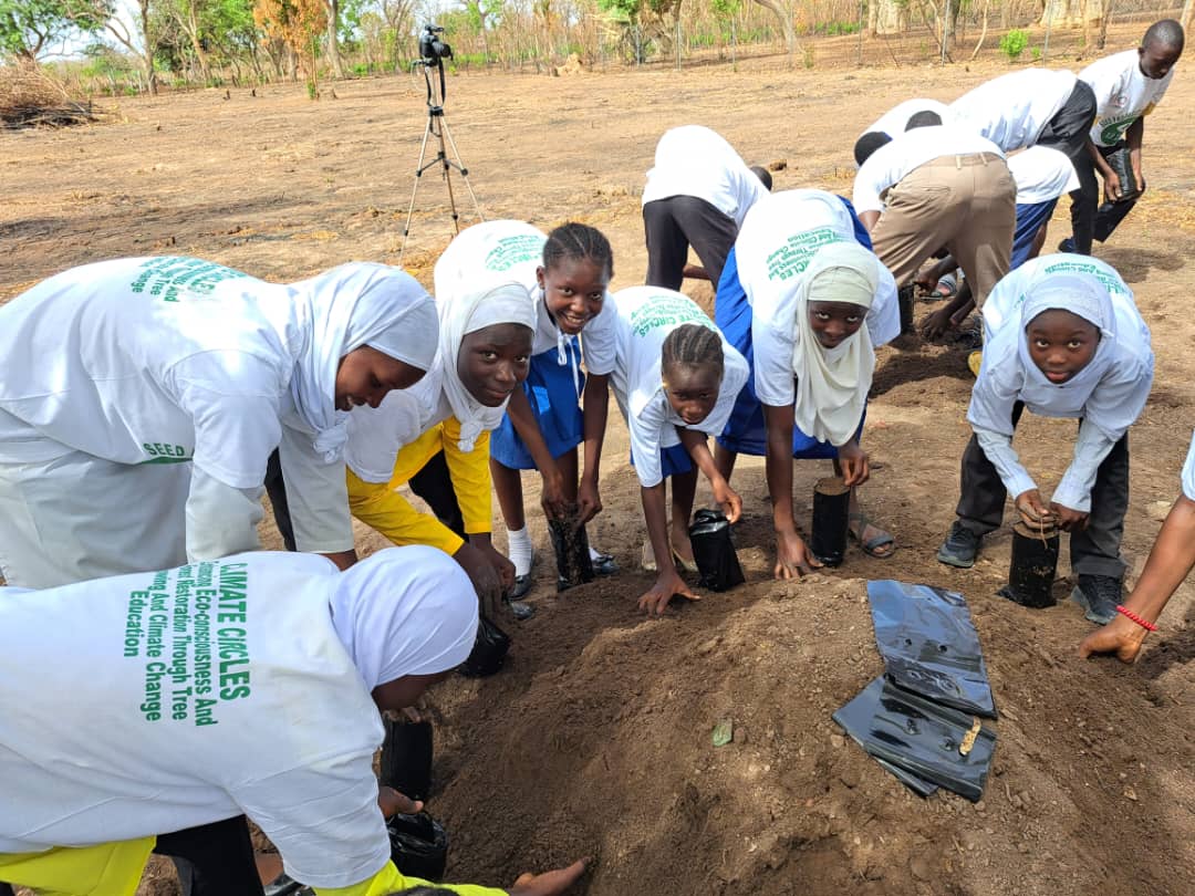 EbrimaC09053674's tweet photo. We are #recognising Earth Day 2024 by empowering the future generation towards environmental consciousness and sustainability.
We will be in Batokunku LBS to establish a nursery of 1000 trees of fruit and indigenous species.
#EarthDay2024
#GreenGambia
#ClimateCircles https://t.co/0wGUk9pPuV