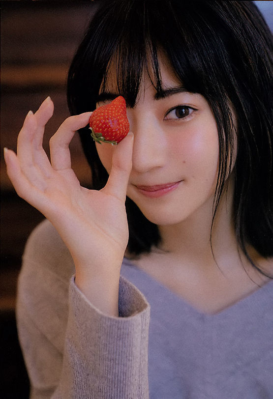 武田玲奈ちゃんとイチゴ。フレッシュでいいよ。