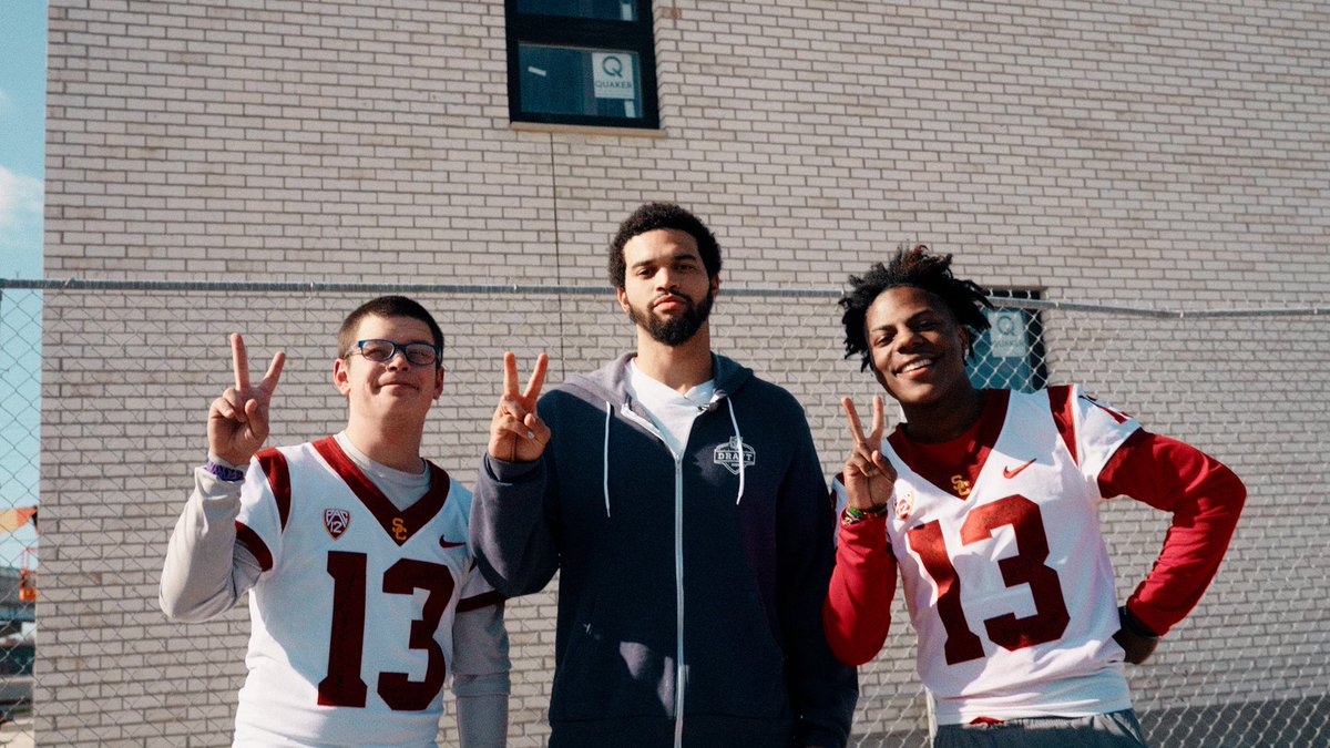 uscfb's tweet photo. what’s up brother ☝️✌️

@CALEBcsw 
@ishowspeedsui 
@thesketchreal https://t.co/57HVcfhH3L