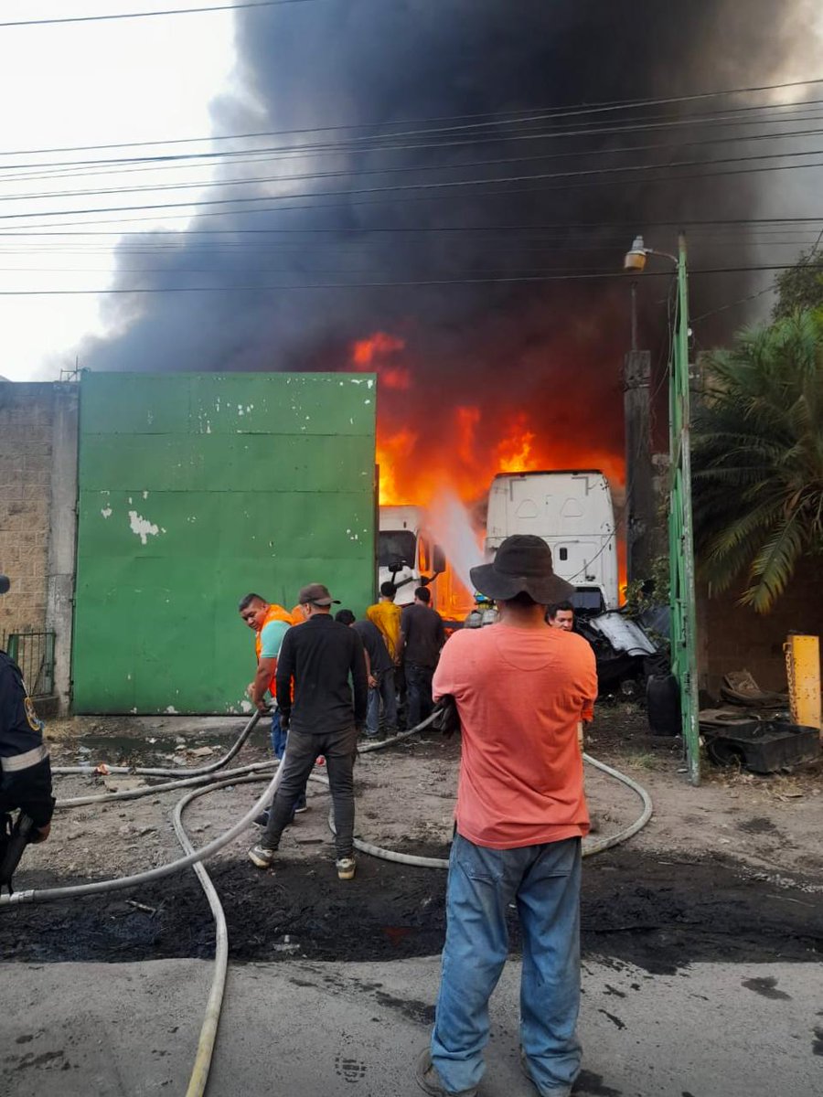 EN DESARROLLO: Apoyamos para sofocar un incendio ocurrido en un taller de cabezales ubicado en el km 17½ de la carretera antigua a Nejapa. Solo se reportan daños materiales. Mantenemos el paso cerrado para evitar otros incidentes.