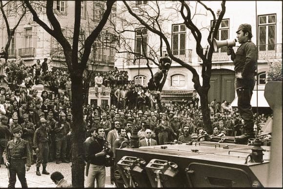 #NesteDia, há 50 anos, houve alguém que, sem me conhecer ou saber que eu um dia ia existir, se preocupou e lutou para que eu pudesse nascer/viver em Liberdade.

(e isto tudo sem eu lhe pedir ou dar algo em troca)
#25deAbrilSempre✊
#FascismoNuncaMais🖕