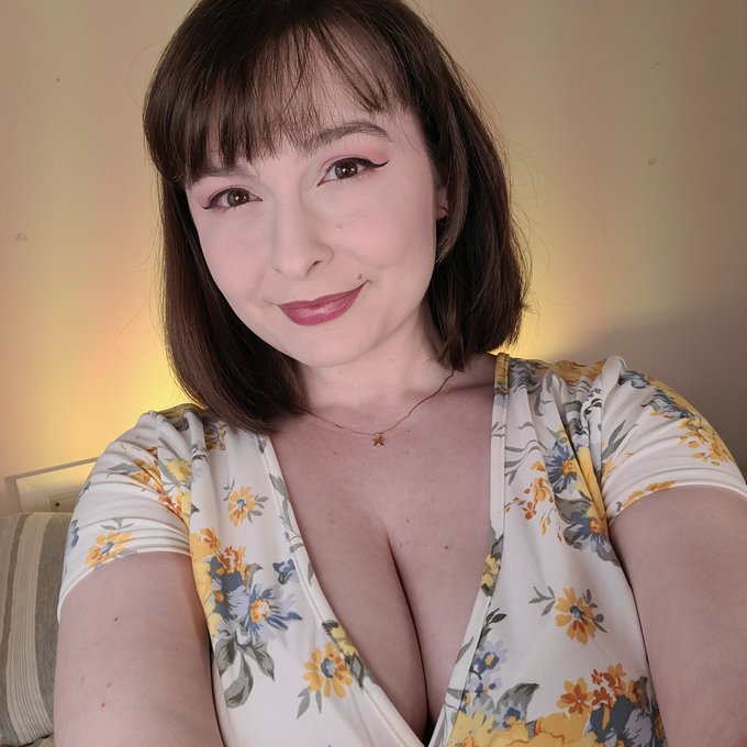 I'll be streaming this Saturday on @chaturbate https://t.co/9AaHVmMdVa around 1pm est 💕 https://t.co<a class="tags" href="/tag/chaturbate">@chaturbate</a>