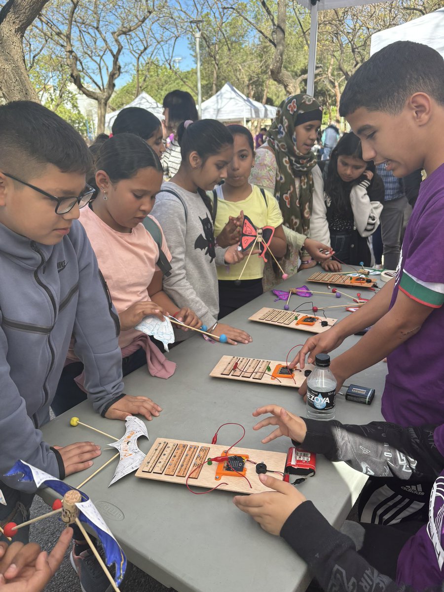 PauCasalsLH's tweet photo. Divendres, els nens i nenes de 5è vam anar al parc de l’Alhambra a participar a les jornadas STEM. Allà, els nostres companys d’institut ens van preparar uns tallers impressionants! 😃 #stemlh @CRPHospitalet @LHEDUCACIO https://t.co/v63Zq7qgt9