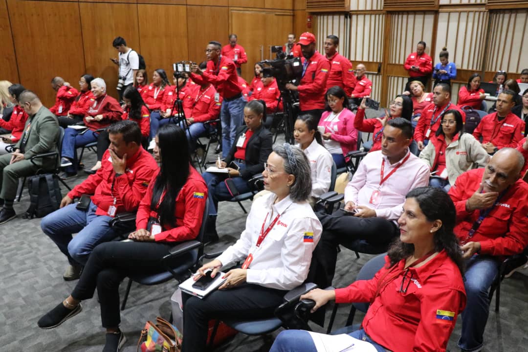 PDVSA's tweet photo. Desde el Complejo MinPetróleo-PDVSA en Caracas, y vía videoconferencia, el Ministro para la Cultura Ernesto @VillegasPoljak encabezó el conversatorio titulado: “22 años del golpe de Estado contra el Comandante Chávez y su retorno al poder”. https://t.co/Kr7B1HTb3R