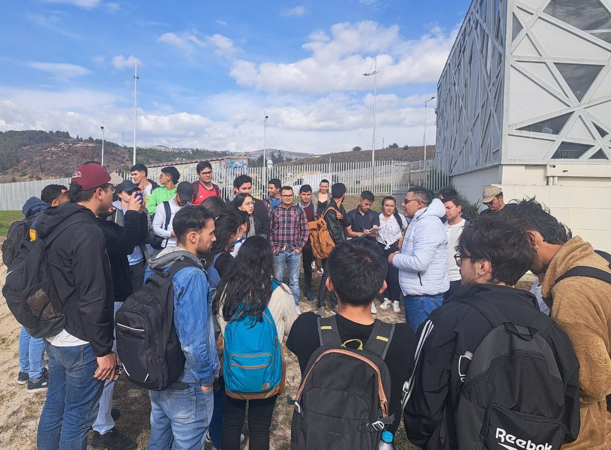 UPTCoficial's tweet photo. 📌#UPTCInforma |  Estudiantes de #UPTC del curso de Terminales de Transporte visitaron el Terminal de #Tunja, 'Juana Velasco de Gallo' 🚌

Gracias al ingeniero Ariel Vargas, los estudiantes del IX semestre profundizaron su conocimiento en la operación de terminales 👷‍♂️👇🏼 https://t.co/yoXFDb5Sdu