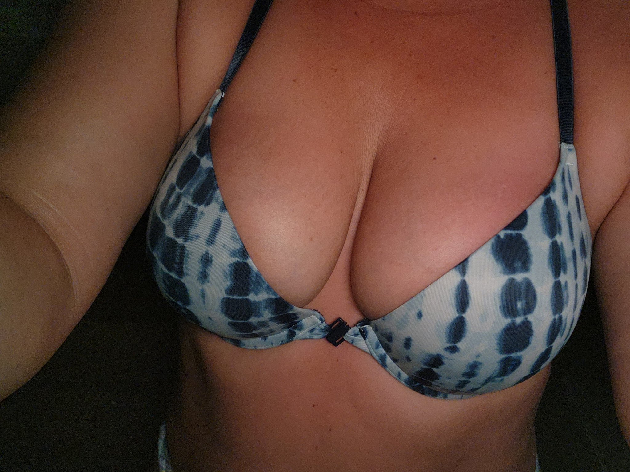 I know it's hump day but I think my titties look pretty amazing in this bra 🍒🍒🍒 https://t.co/3BwXQ60oOm