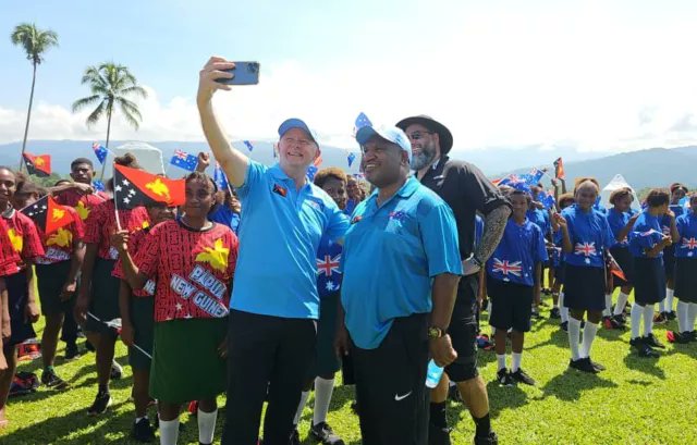 gitoutavet's tweet image. Two ball busting gruelling days trekking 600 meters taking 230 selfies. #Albo #Kokoda