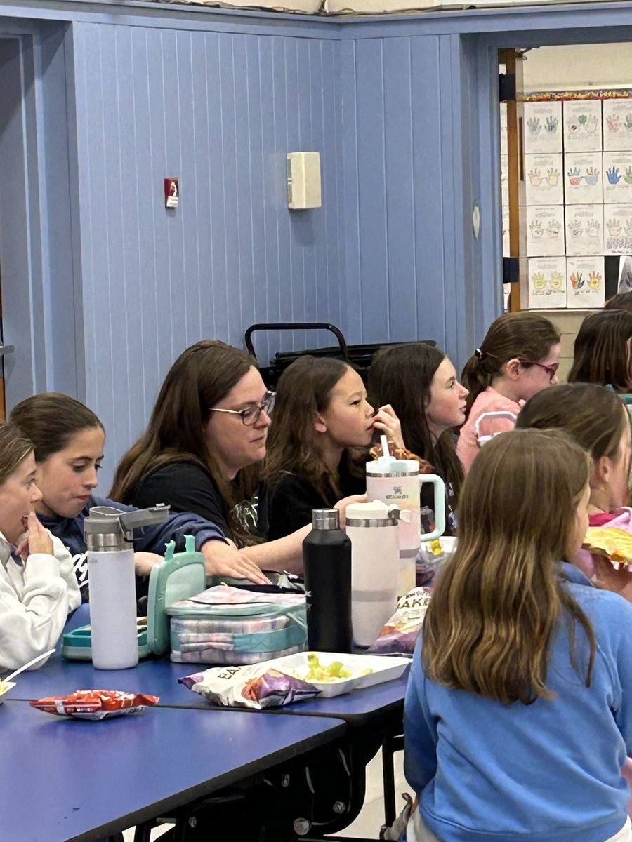 I spy 👀 a #beproudbedale teacher making connections during lunchtime. I so enjoy being a part of a school community that prioritizes these moments. @MissMacDonnell #medfieldps #impacting #kidsdeserveit