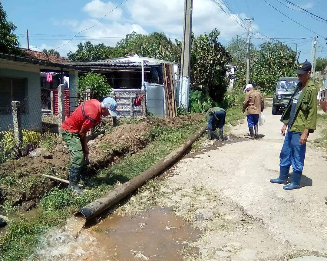 @RadioSsp en las redes hoy💅 💧Los trabajadores de la Empresa Acueducto y Alcantarillado de Cabaiguán, laboran también en la supresión de un salidero en la conductora que abastece la Planta Potabilizadora Saltadero. #PorCubaJuntosCreamos🇨🇺