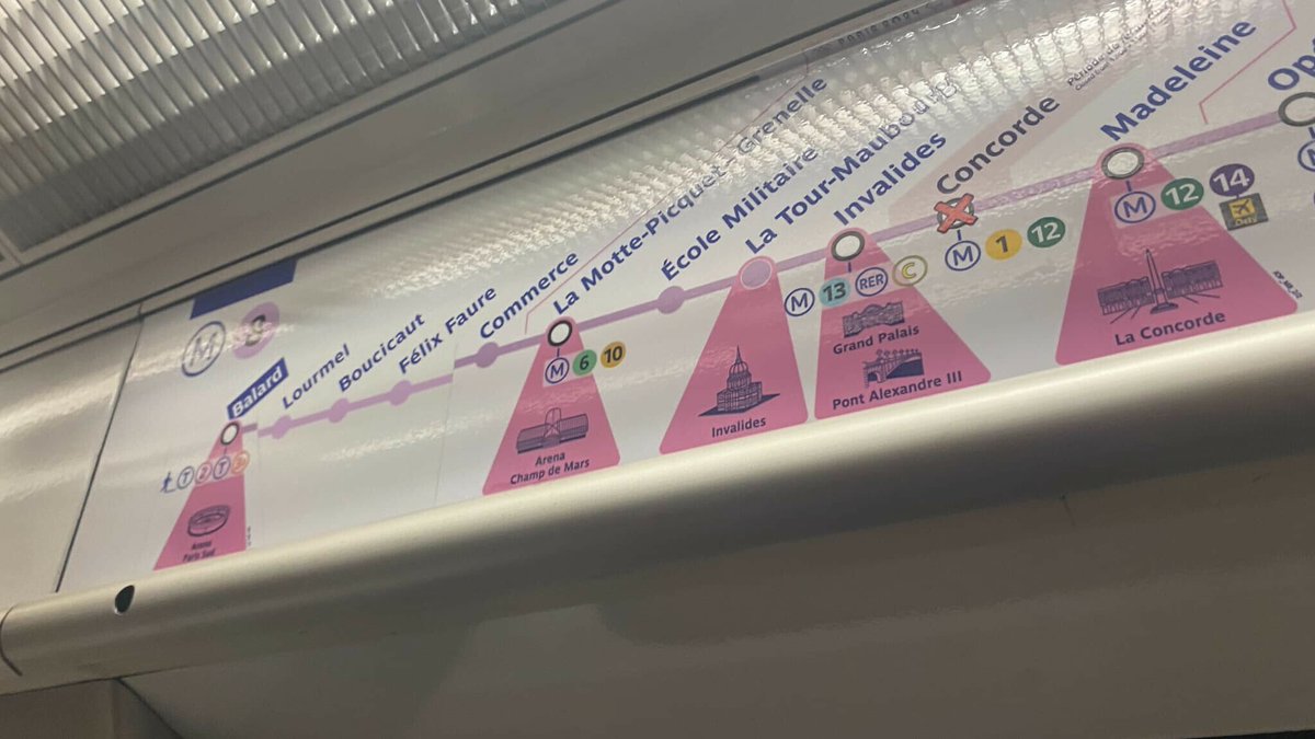 info_Paris_IDF's tweet photo. 🔴 FLASH - #Jo2024 : Des stickers roses ont fait leur apparition dans les #rames de métro ou de RER. 

👉 Selon la #RATP, ils permettront "de faciliter les déplacements, d’informer et d’orienter au mieux les voyageurs", notamment vers les sites des compétitions. (BFM) #Paris2024 https://t.co/xQta2yEq36