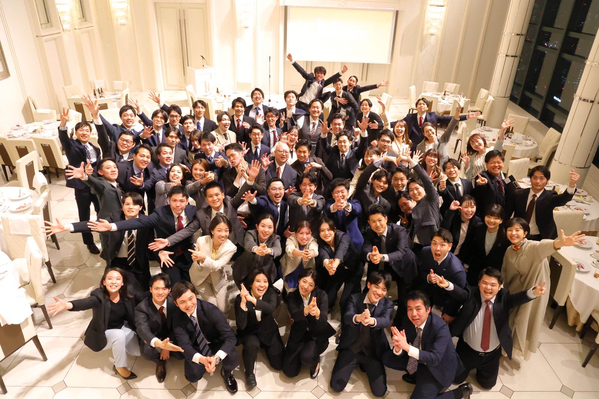 組織崩壊をした時、間違っていた。

業績が低迷し、雰囲気はどんよりとしていた。
正直売り上げが上がらないことより、
人が離れることがとにかく怖かった。

その時は、
ただ引き止めることに注力していた。
首の皮一枚の人間関係を繋ぎ止めようと飲み会に時間を使っていた。