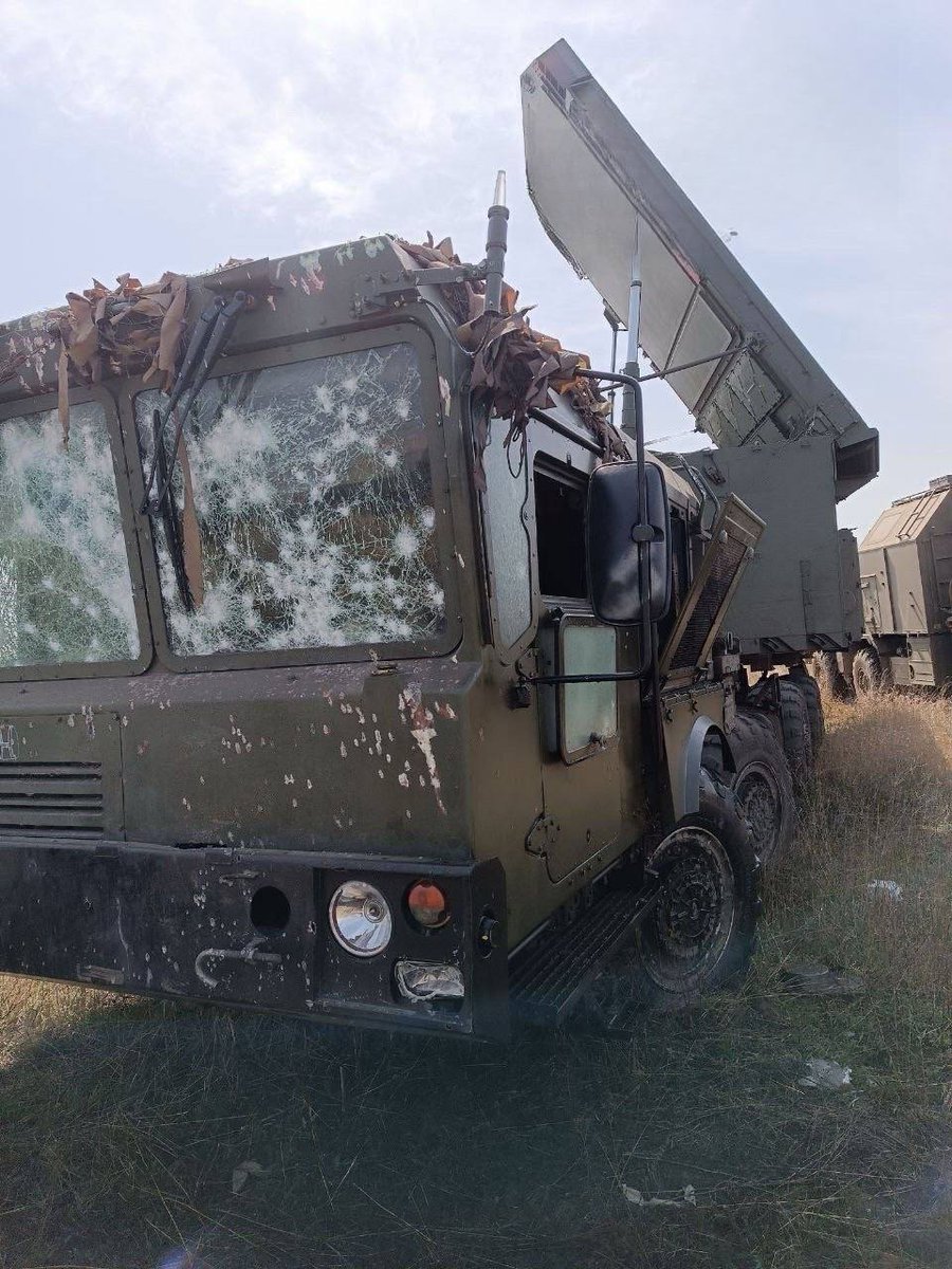 A 🇷🇺 Russian radar of the S-300 complex damaged by a 🇺🇦 HIMARS MLRS strike in the Lugansk region 👍