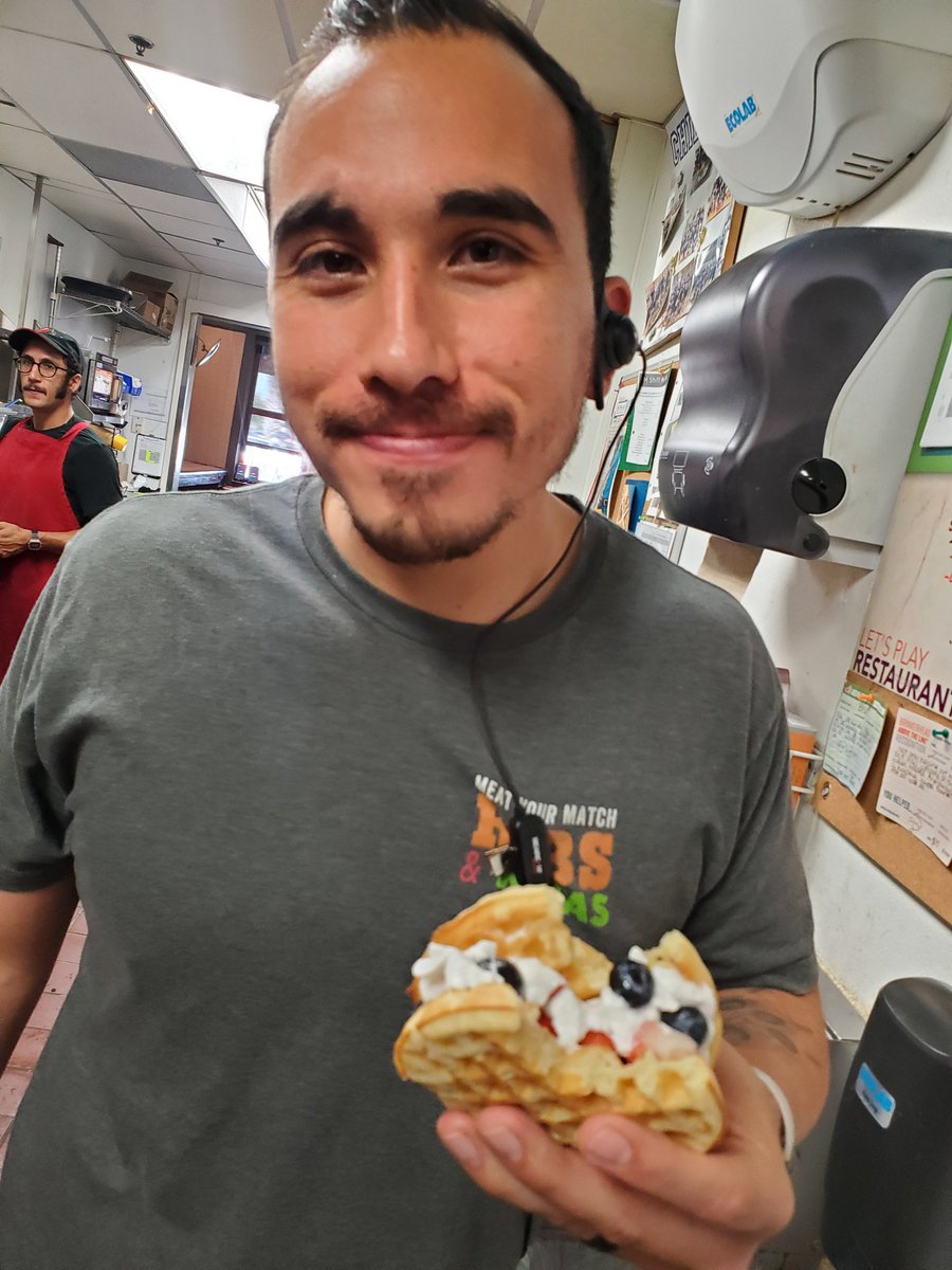 It's WAFFLEY awesome @Chilis Mercedes! This was such a delicious treat. Happy Waffle Day! @ChiliHead1367 @Garzaalicia18 @Tina_Prestidge @LarryV71 @dannyBOY21x #chilislove
