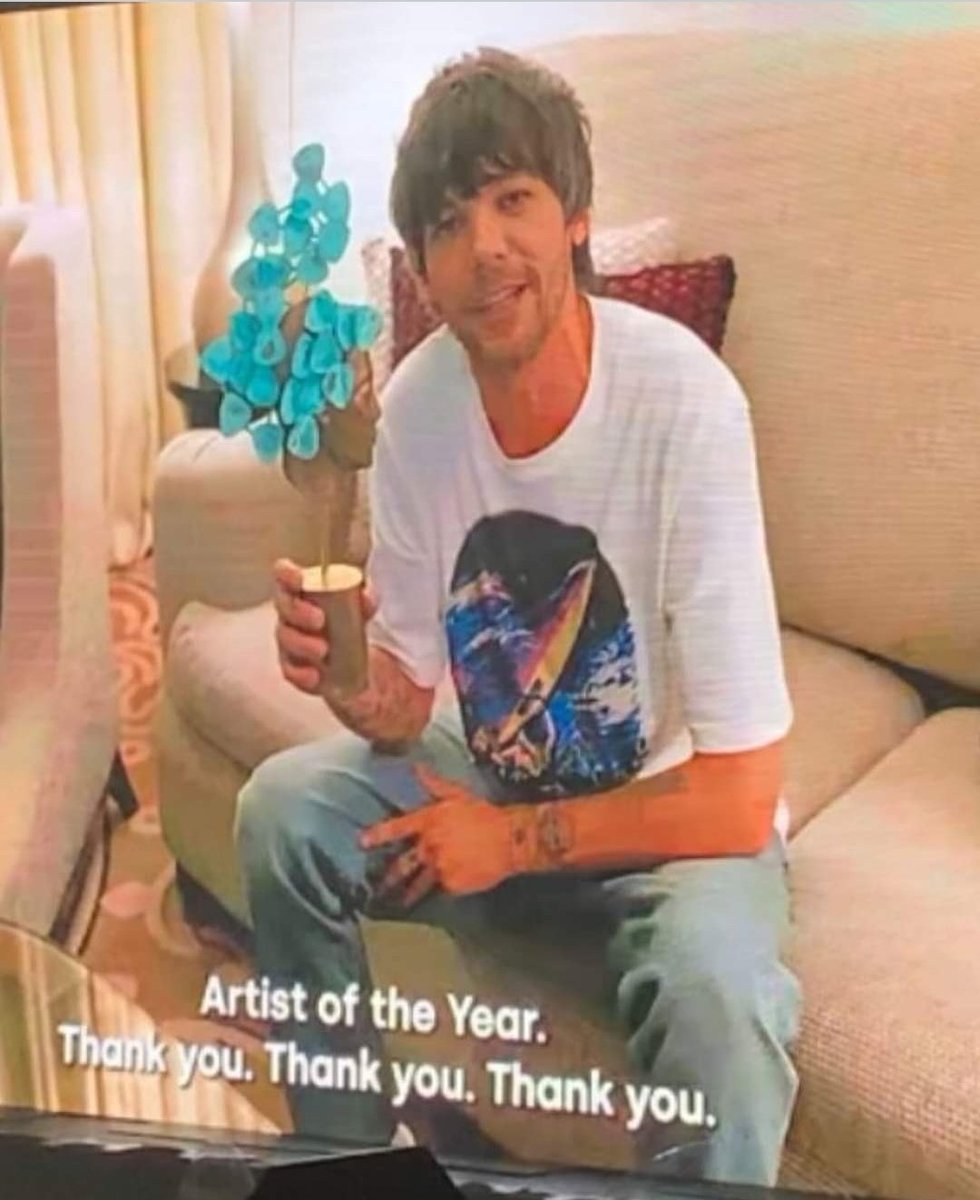 'ARTIST OF THE YEAR' 💙
#ProudOfLouis