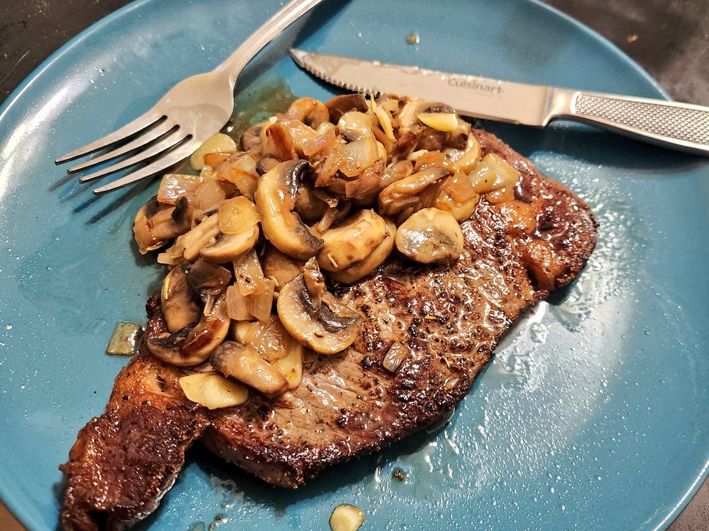 Shallots, garlic, mushrooms, butter, rosemary over a ribeye 🤌🏽