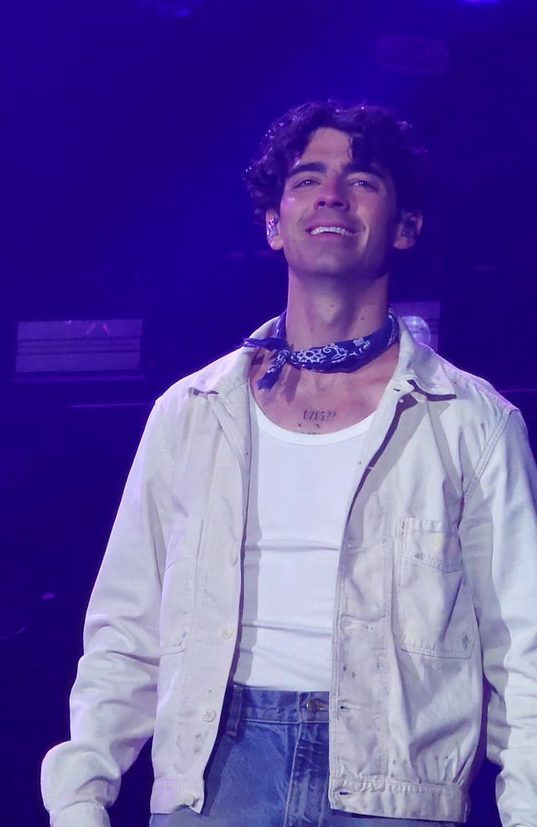 vacationeyes's tweet photo. the way his face just lights up?? joe jonas has the most beautiful smile i’ve ever seen https://t.co/nJrwqCqnJf