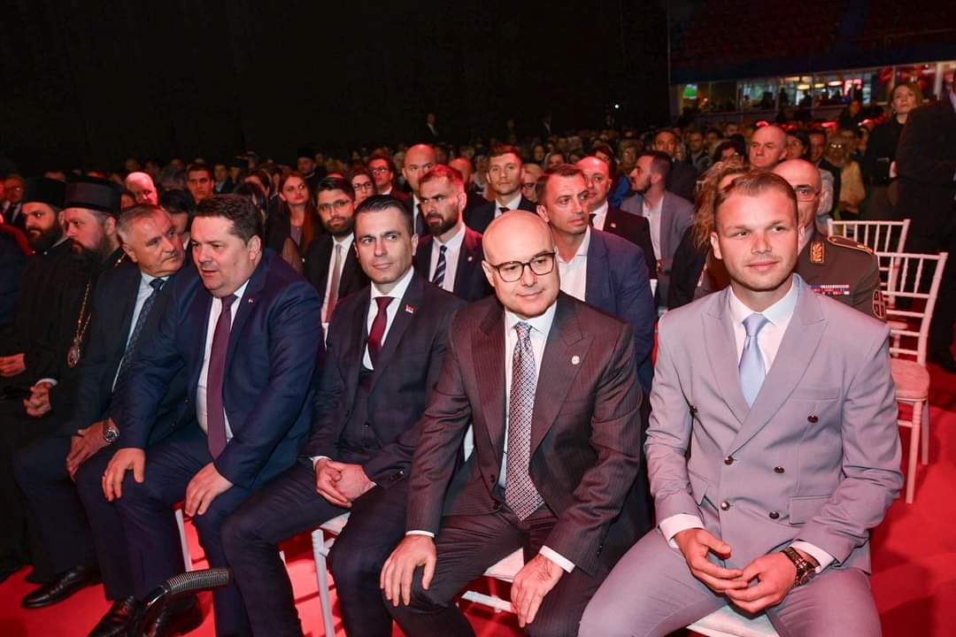 milos_vucevic's tweet photo. Када сам добио вест да ћу из руку градоначелника и мог пријатеља Драшка добити кључеве Бања Луке, осетио сам и срећу и одговорност. ��рећу, јер сте препознали моју душу и моја стремљења, мој рад и моју љубав према вама, а одговорност зато што је велика ствар бити Бањалучанин. А ја сам то данас и формално постао. Ваш заувек!
Уз изразе б��скрајне захвалности, желео бих свима да нам пожелим мир и благостање, мудрост и храброст. Да градимо заједно град по мери свих његових становника. Да покажемо да је Бања Лука престоница слободе. Да чувамо слободу и дух као и сећање на све оне који су нам у аманет оставили овај никада покорени град. Наш завет, наш понос и нашу узданицу!
Срећан ти рођендан, вољени граде! #milosvucevic #srbija #reublikasrpska