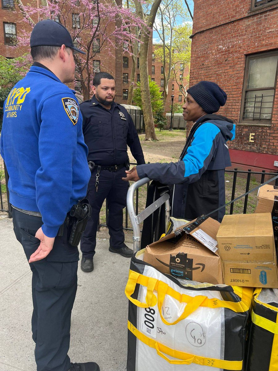 Our Auxiliaries and Crime Prevention Officer was handing out Package theft prevention flyers in @nycha Vladeck/Rutgers houses! Officer Rodriguez also spoke with the Amazon workers to not leave the cart of packages unattended in the lobby and other tips.