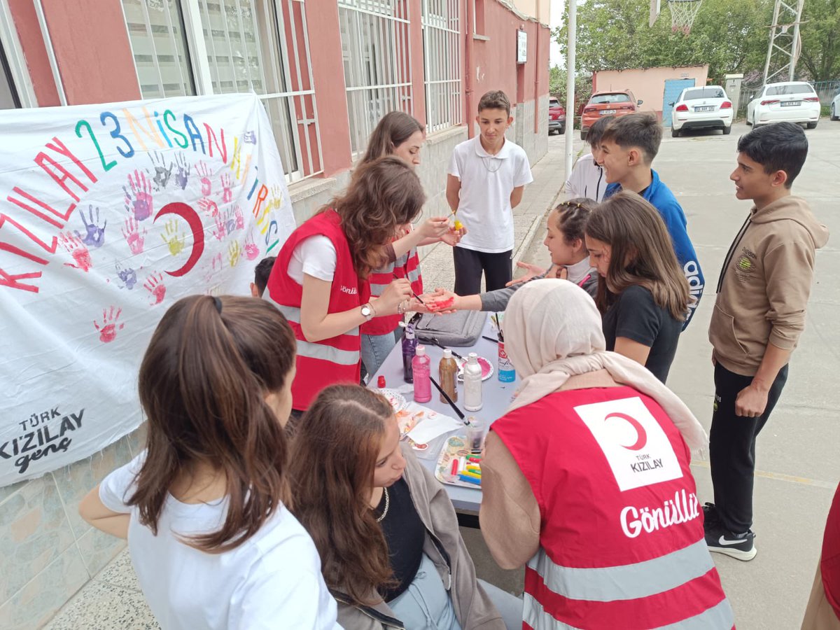 AktekkeB's tweet photo. Okulumuzu ziyaret eden Türk Kızılayı Genç Gön��llüleri tarafından öğrencilerimize eğlenceli etkinlikler düzenlendi #kızılay #23nisan @bafra_mem @hasancelenk5 @RecepEmreOzturk @bafra_mem https://t.co/ZdvqCBzmac