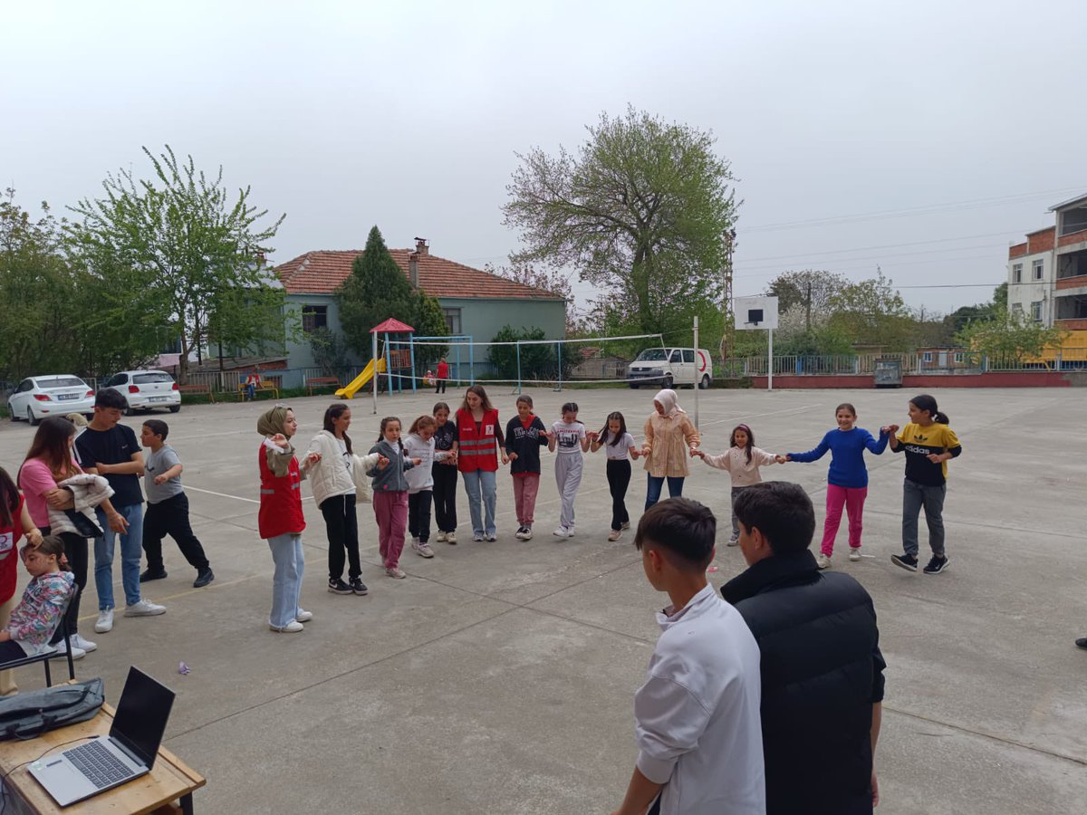 AktekkeB's tweet photo. Okulumuzu ziyaret eden Türk Kızılayı Genç Gön��llüleri tarafından öğrencilerimize eğlenceli etkinlikler düzenlendi #kızılay #23nisan @bafra_mem @hasancelenk5 @RecepEmreOzturk @bafra_mem https://t.co/ZdvqCBzmac