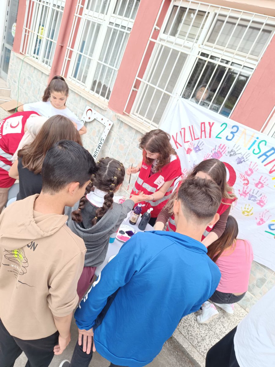 AktekkeB's tweet photo. Okulumuzu ziyaret eden Türk Kızılayı Genç Gön��llüleri tarafından öğrencilerimize eğlenceli etkinlikler düzenlendi #kızılay #23nisan @bafra_mem @hasancelenk5 @RecepEmreOzturk @bafra_mem https://t.co/ZdvqCBzmac
