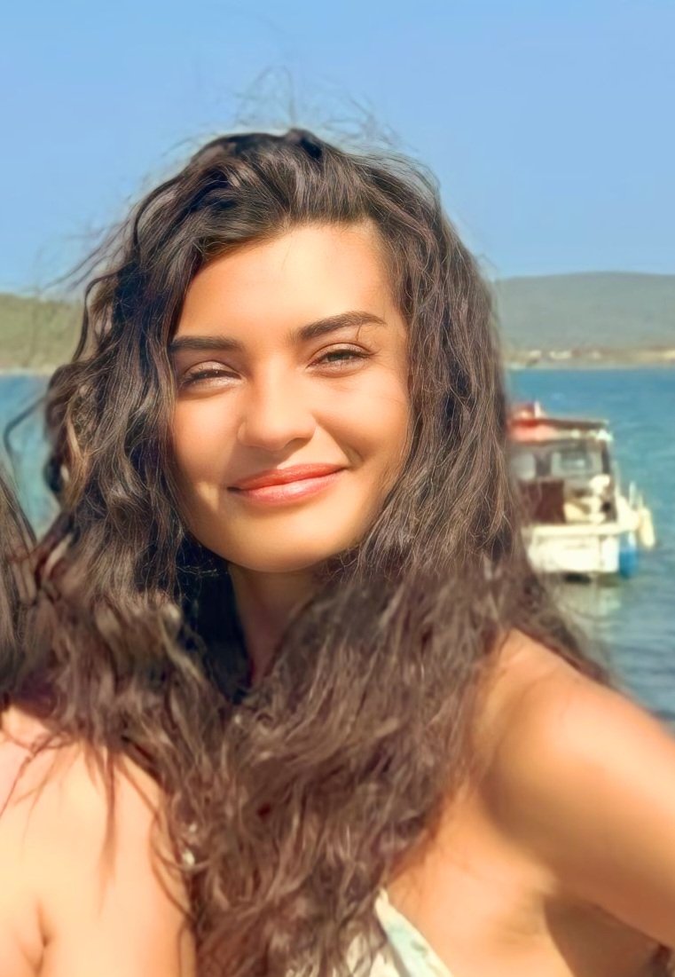 Gülüşü yürek hoplatan biriciğim ❣️🥰 son gelen karelerden en çok sevdiklerim 👌😘 #TubaBüyüküstün