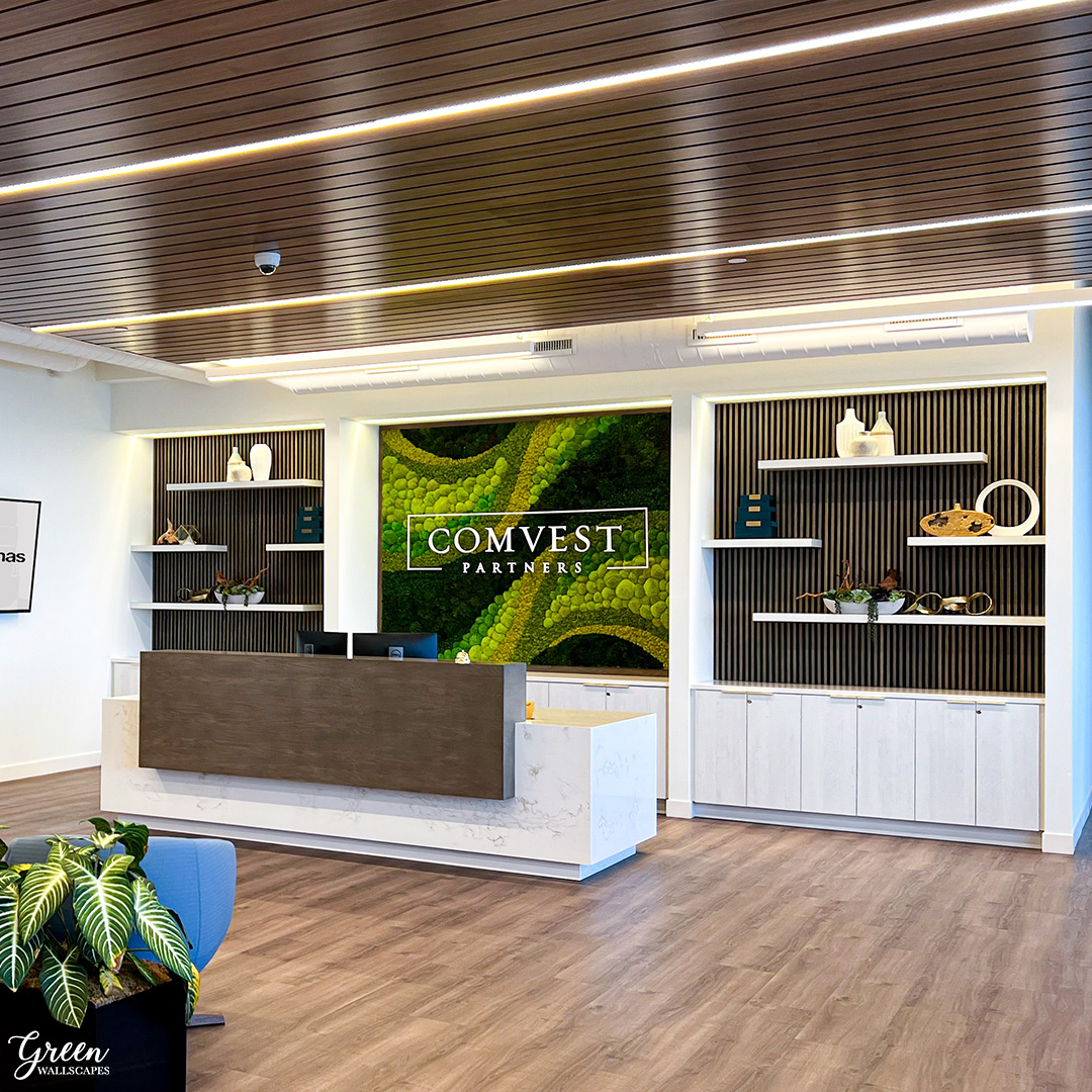 Because your workspace should be as lively as your ideas. Brighten up your office with our preserved moss walls. (We love how they complement this gorgeous dark wood desk and ceiling!) 🌿💡 . . . #MossWalls #InnovativeDesign #OfficeDecor #commercialinteriors #conferenceroom