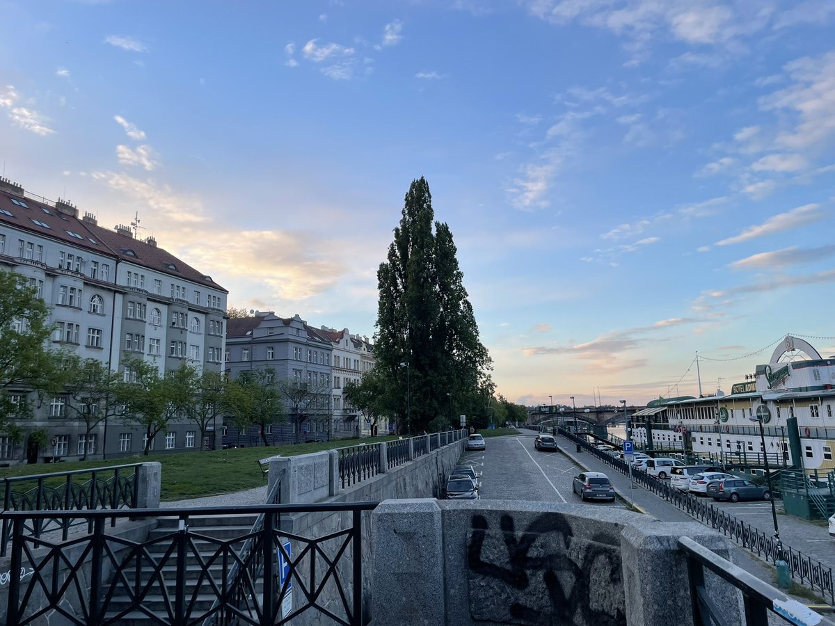 Amel630187's tweet photo. Мне нравится какая у них атмосфера https://t.co/Y3eso9MMql