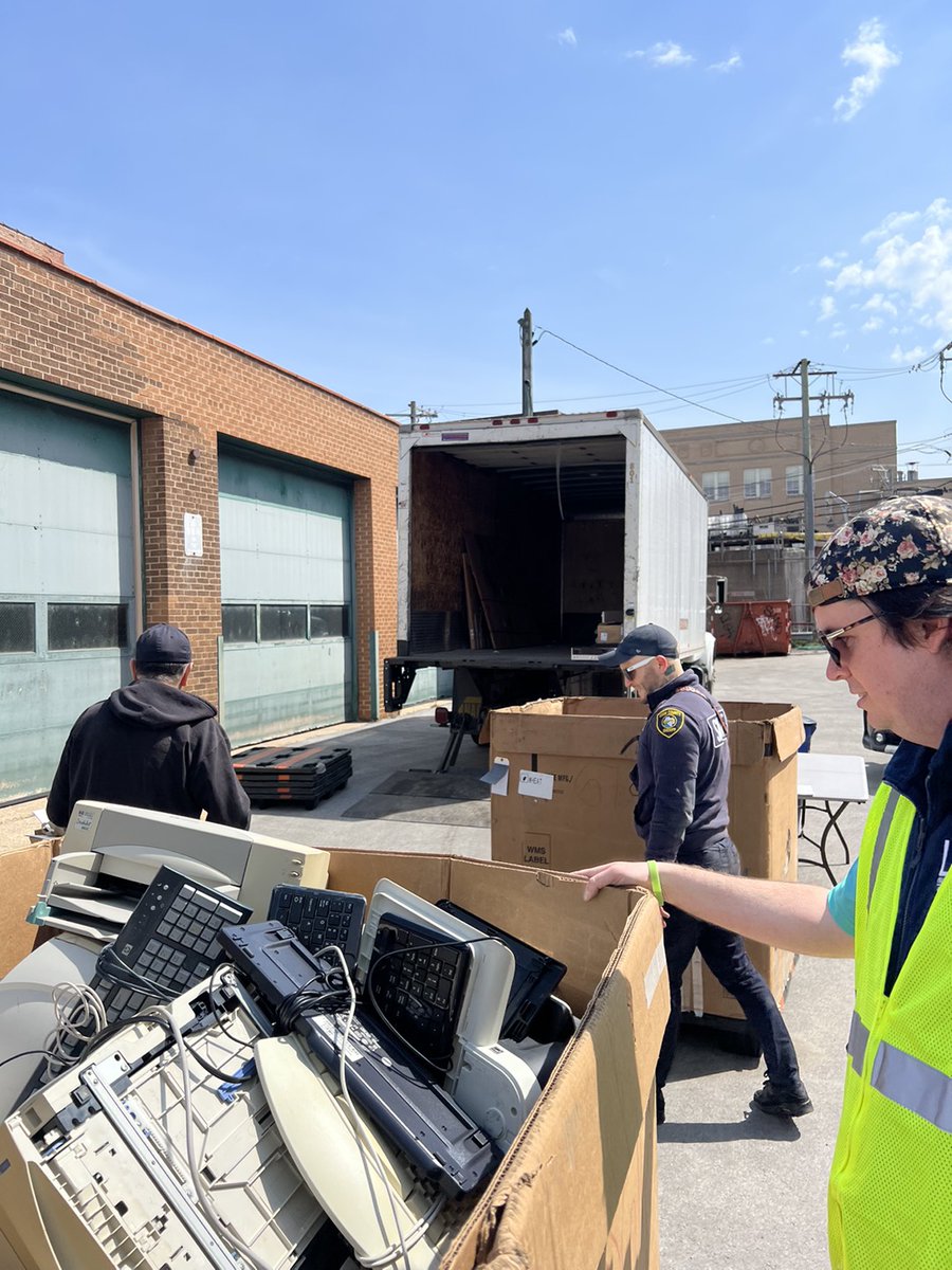 Thanks to everyone who showed up to the ward yard last week to drop off old electronics and prescription meds. Do you want to see more events like this in the ward? Let us know at info@the48thward.org. #Green48 #The48thWard [Images: People handling large boxes of electronics]