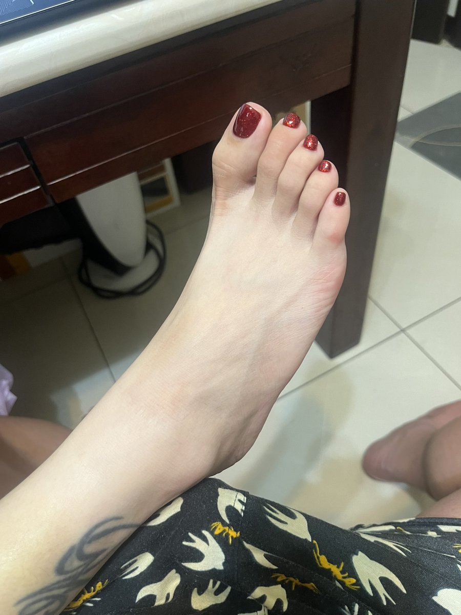 bape8138's tweet photo. 老婆今日做完彩繪 我回到家就在那誘惑
不過這顏色 真騷

#美足 #戀足 #人妻 https://t.co/d0TwRgbJNF