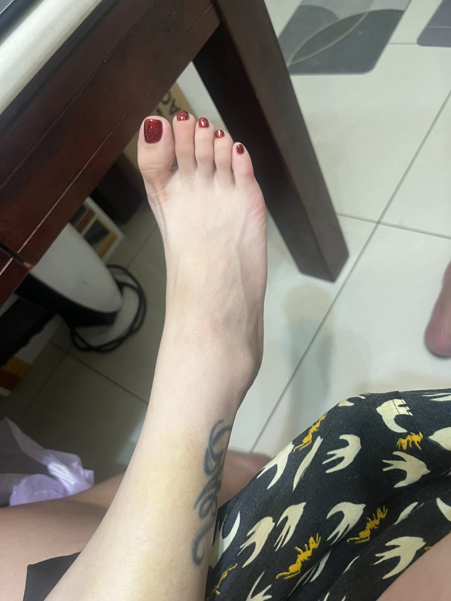 bape8138's tweet photo. 老婆今日做完彩繪 我回到家就在那誘惑
不過這顏色 真騷

#美足 #戀足 #人妻 https://t.co/d0TwRgbJNF
