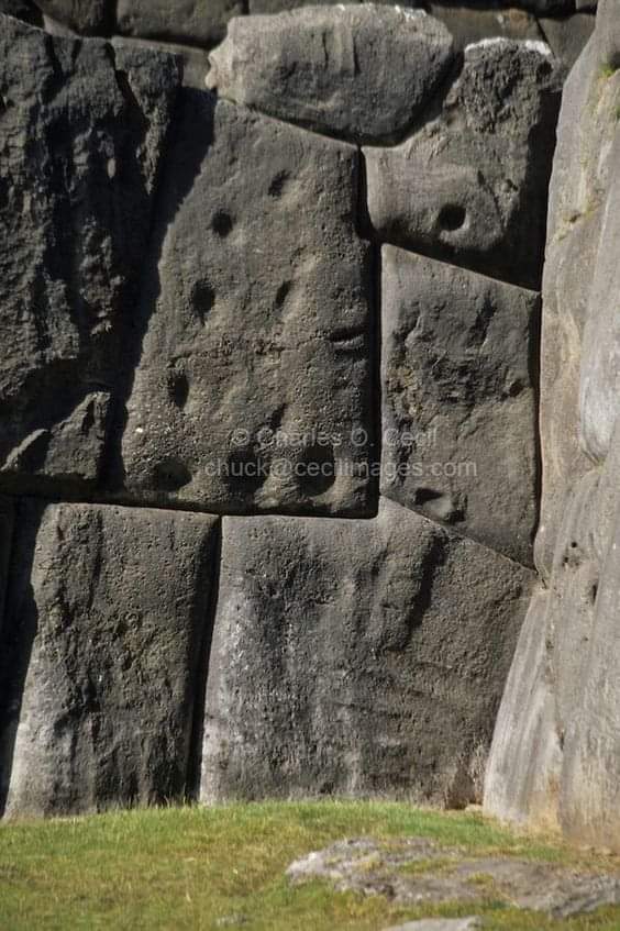 Piedra fundida en Sacsayhuamán...

Ancient History Addicts.