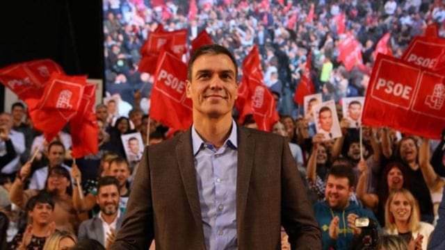 En estos momentos tan críticos,en donde el juego sucio,la mentira y la falta de ética intentan dañar la democracia,reafirmamos nuestro apoyo al Presidente Pedro Sánchez Pérez-Castejón.Representa valores  esenciales de nuestra democracia.
Contigo compañero, Pedro Sánchez-Castejón!