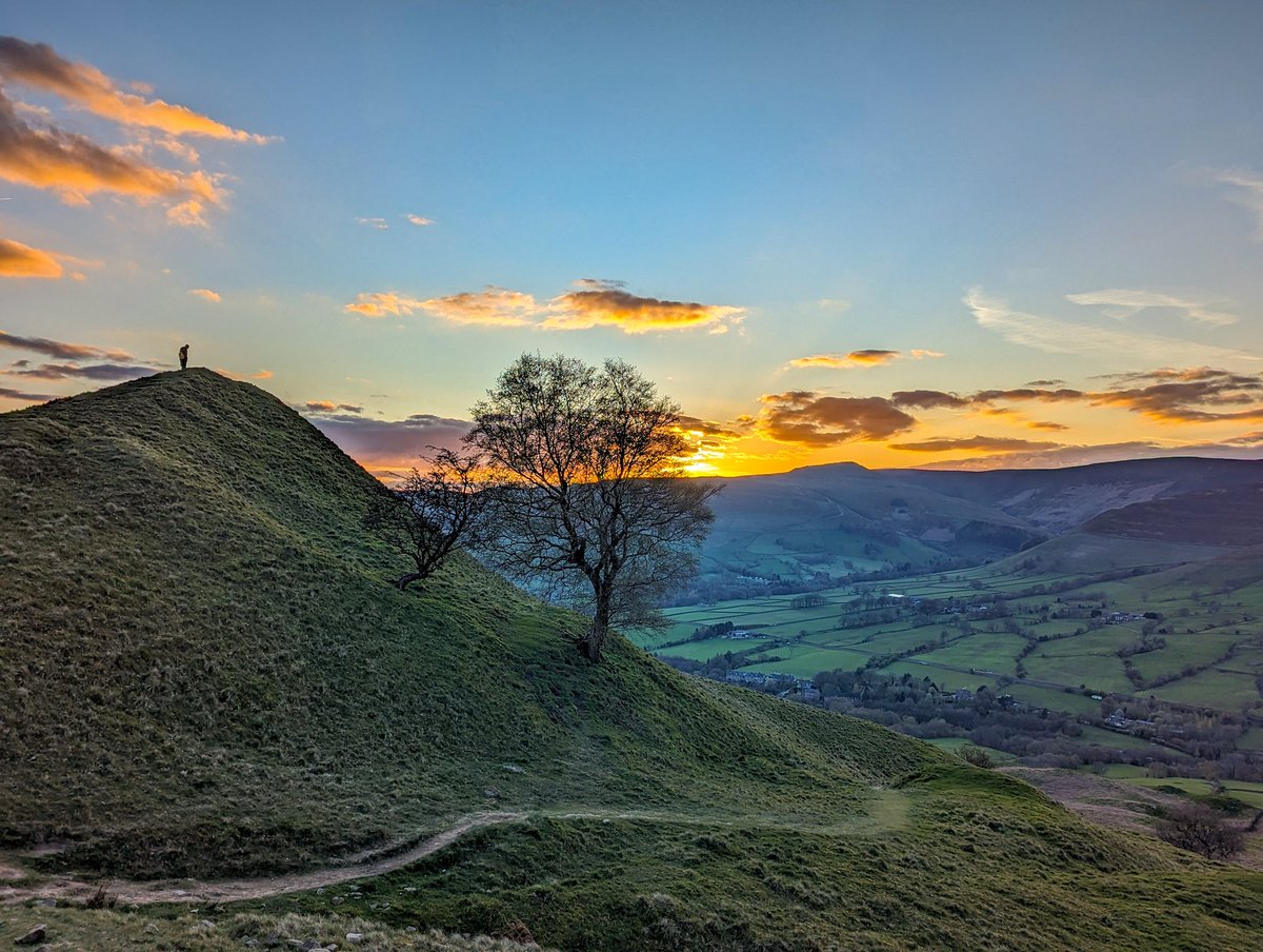 At the end of the day....

Still in a big cosy jacket and winter mitts, at the same time I hear the birdsong and lambs while watching sunset.

May is nearly here, yet winter holds on! 

#PeakDistrict