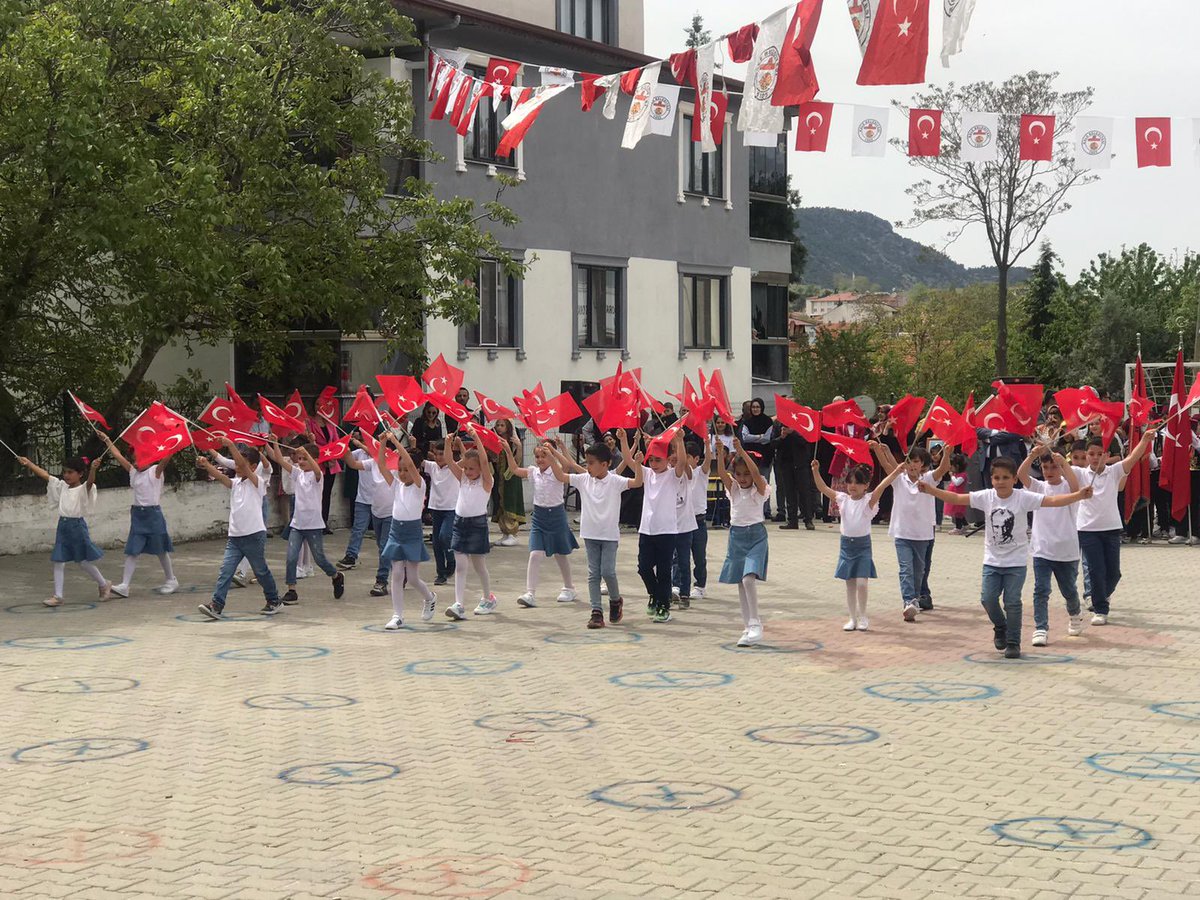 OrayKale's tweet photo. 23 Nisan Ulusal Egemenlik ve Çocuk Bayramımız ilçe protokolümüzün ve velilerimizin katılımı ile coşku içinde kutlandı. @kalemem20 @KaleKitapOkuyor @totak2066 @sinemkacmaz https://t.co/umG1woI3fN