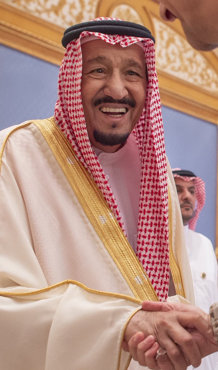 AlissaHuda's tweet photo. "أبا الفهدِ لو أنَّ الشــبابَ وزهـــوَه
                من العمر يُهدى للحبيبِ ويُوهـبُ
       لأهدى لك الشعبُّ السُّعوديُّ عمرَه
                فأنـت لـهم منـهم أحــبُّ وأقربُ
       فلا زلـتَ محفوفًا بفردوسِ حبِّـــنــا
                فإنَّا إلى المــــولــى بــهِ نـتقـرَّبُ" https://t.co/I8rPlBwnP8